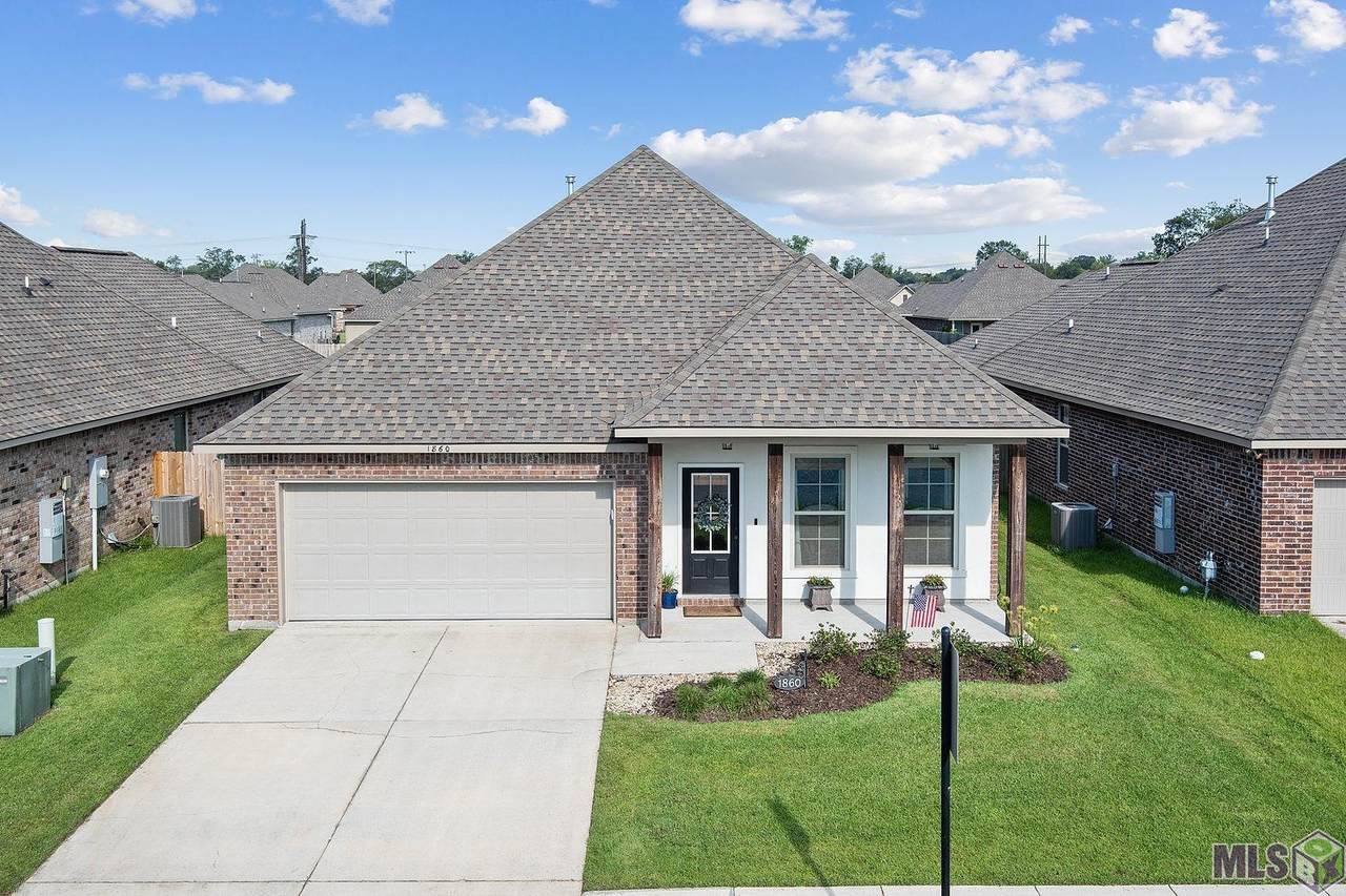 1860 Oakwood Dr - Photo 1