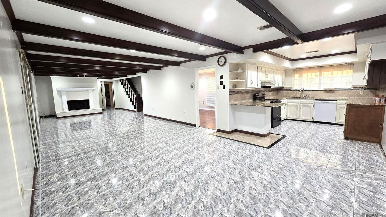 927 Sherwood Forest Blvd - Photo 1