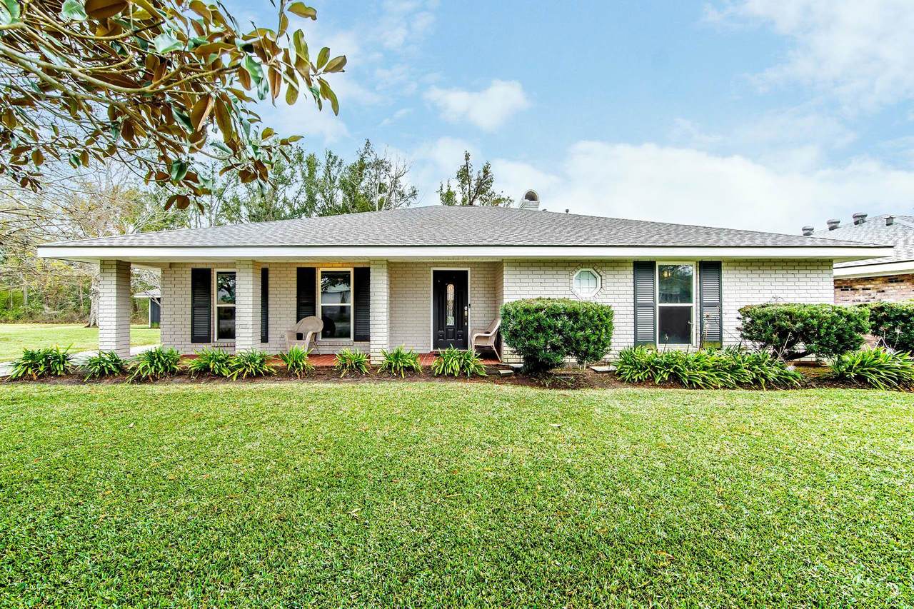 318 Estate Dr - Photo 1