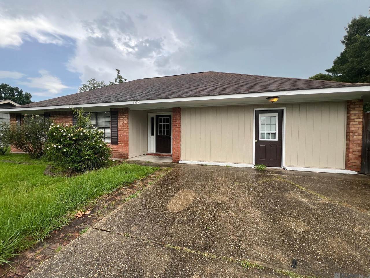 9915 Hawthorne Dr - Photo 1