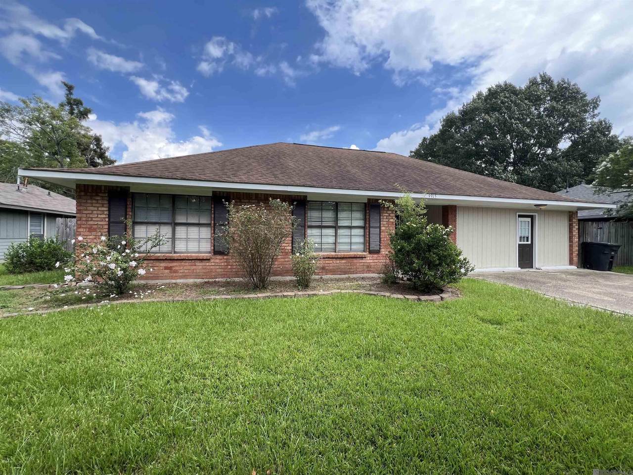 9915 Hawthorne Dr - Photo 1