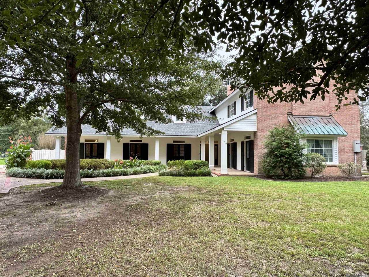734 Woodview Ct - Photo 1