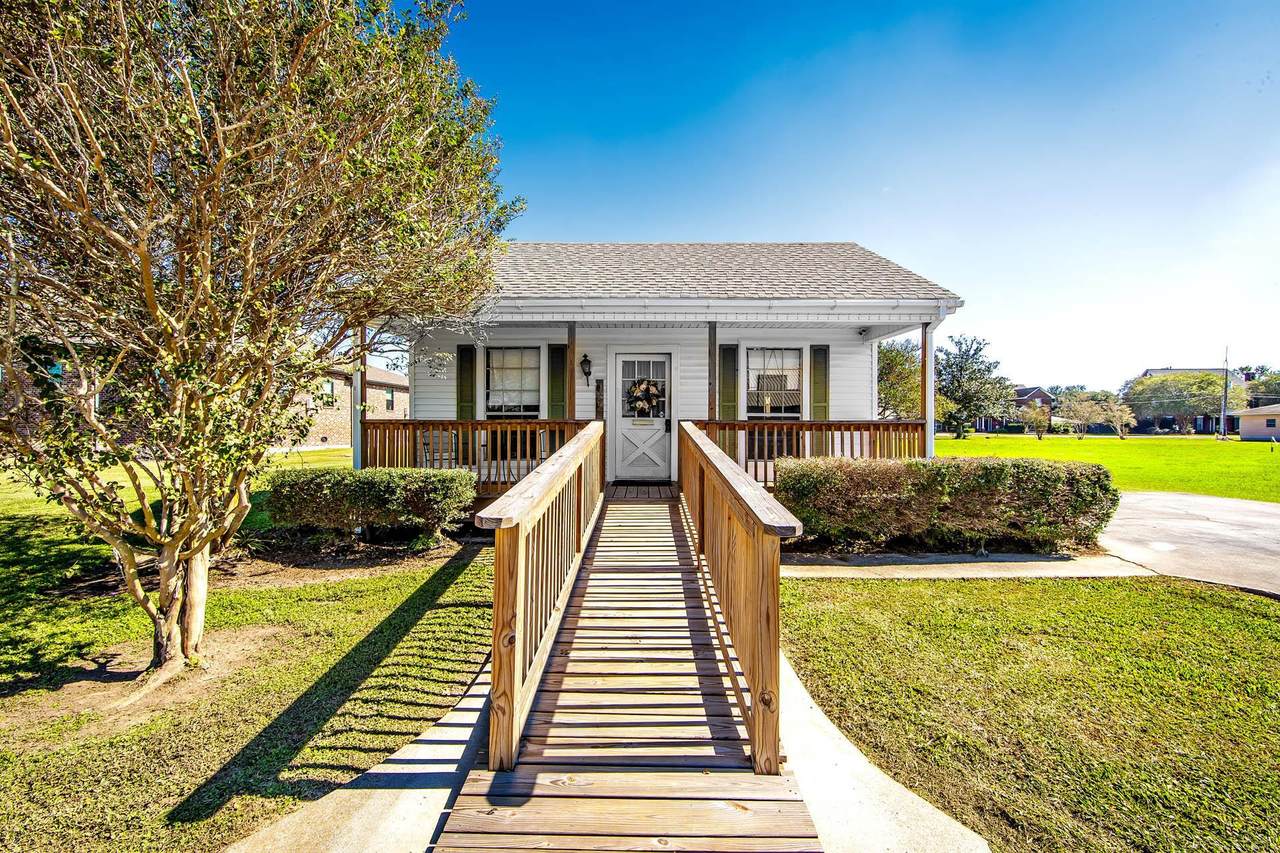 715 Crescent Dr - Photo 1