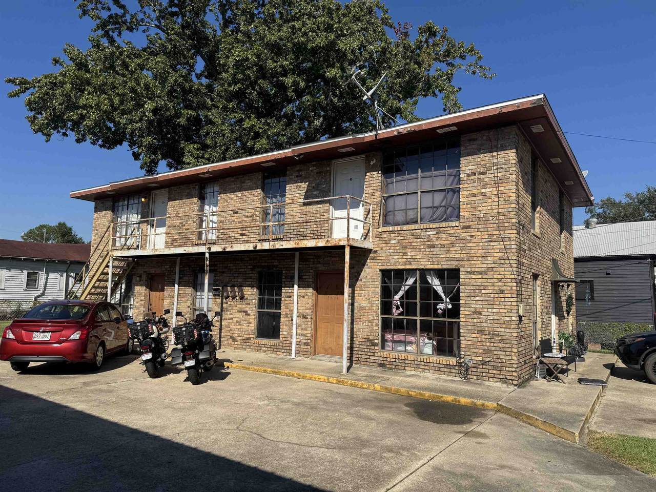 909 Fourth St - Photo 1