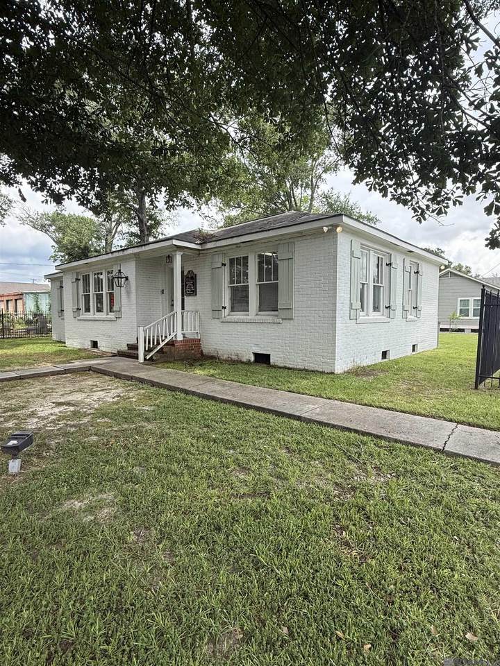 208 Leo St - Photo 1