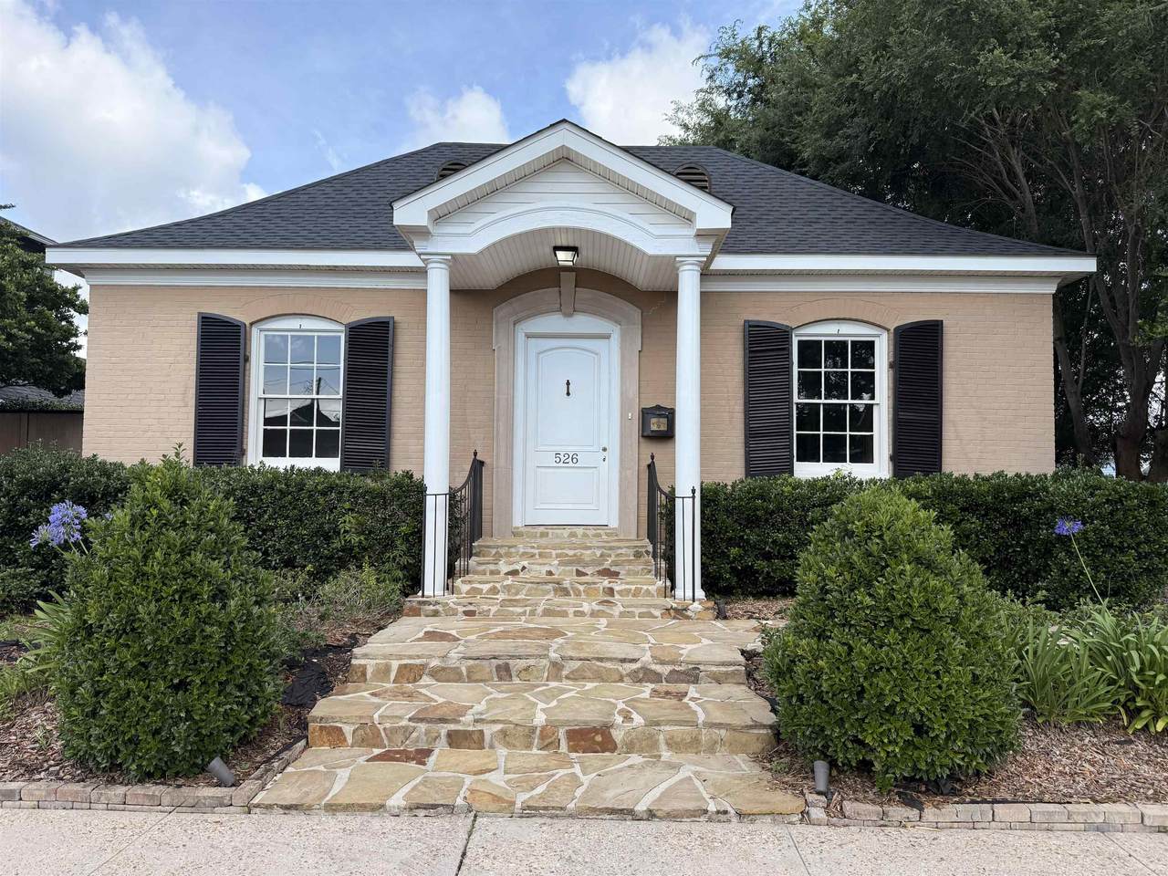 526 Green St - Photo 1
