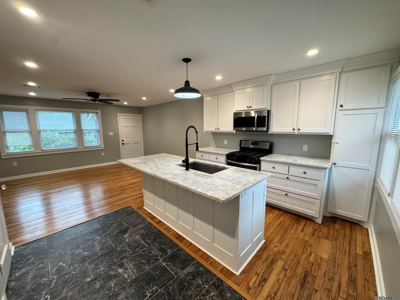 1548 Acadian Thwy - Photo 1