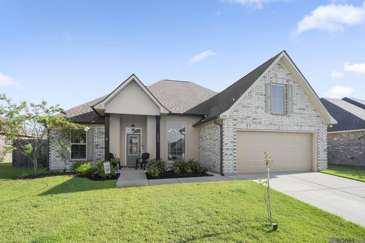 1559 Rangeland Ave - Photo 1