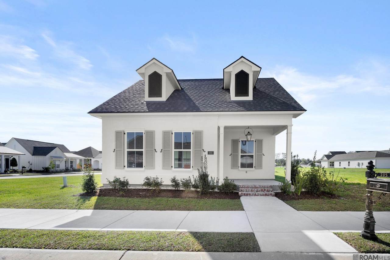 205 Queens Way - Photo 1