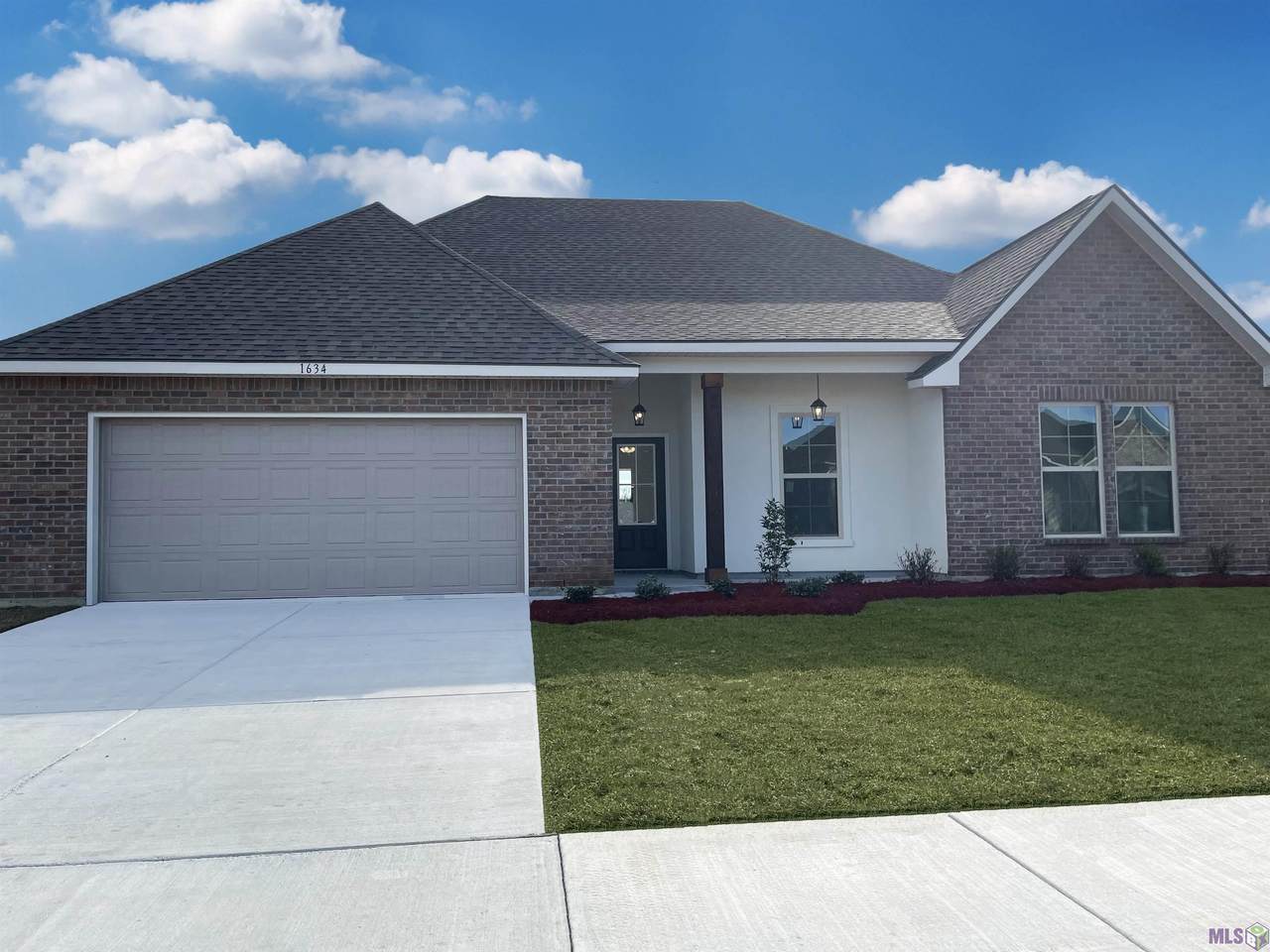 1634 Rangeland Ave - Photo 1
