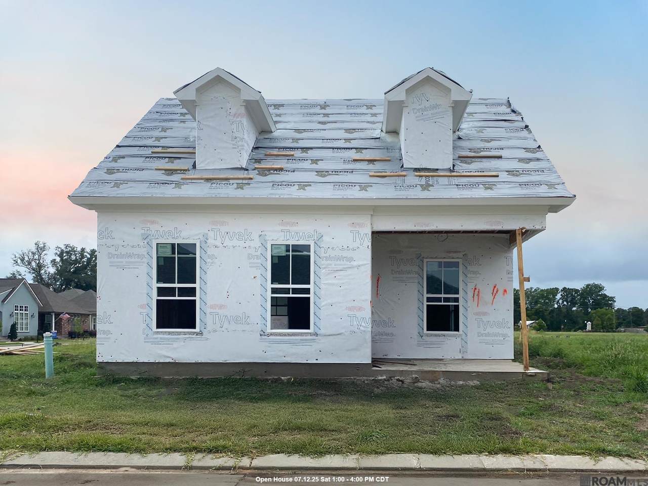 205 Queens Way - Photo 1