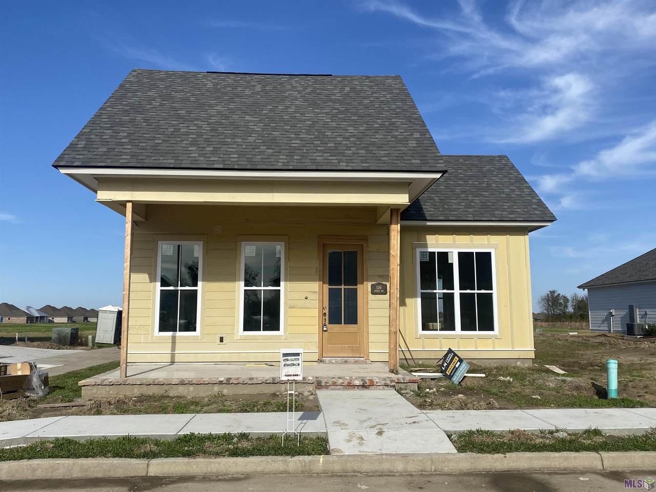 106 Queens Way - Photo 1