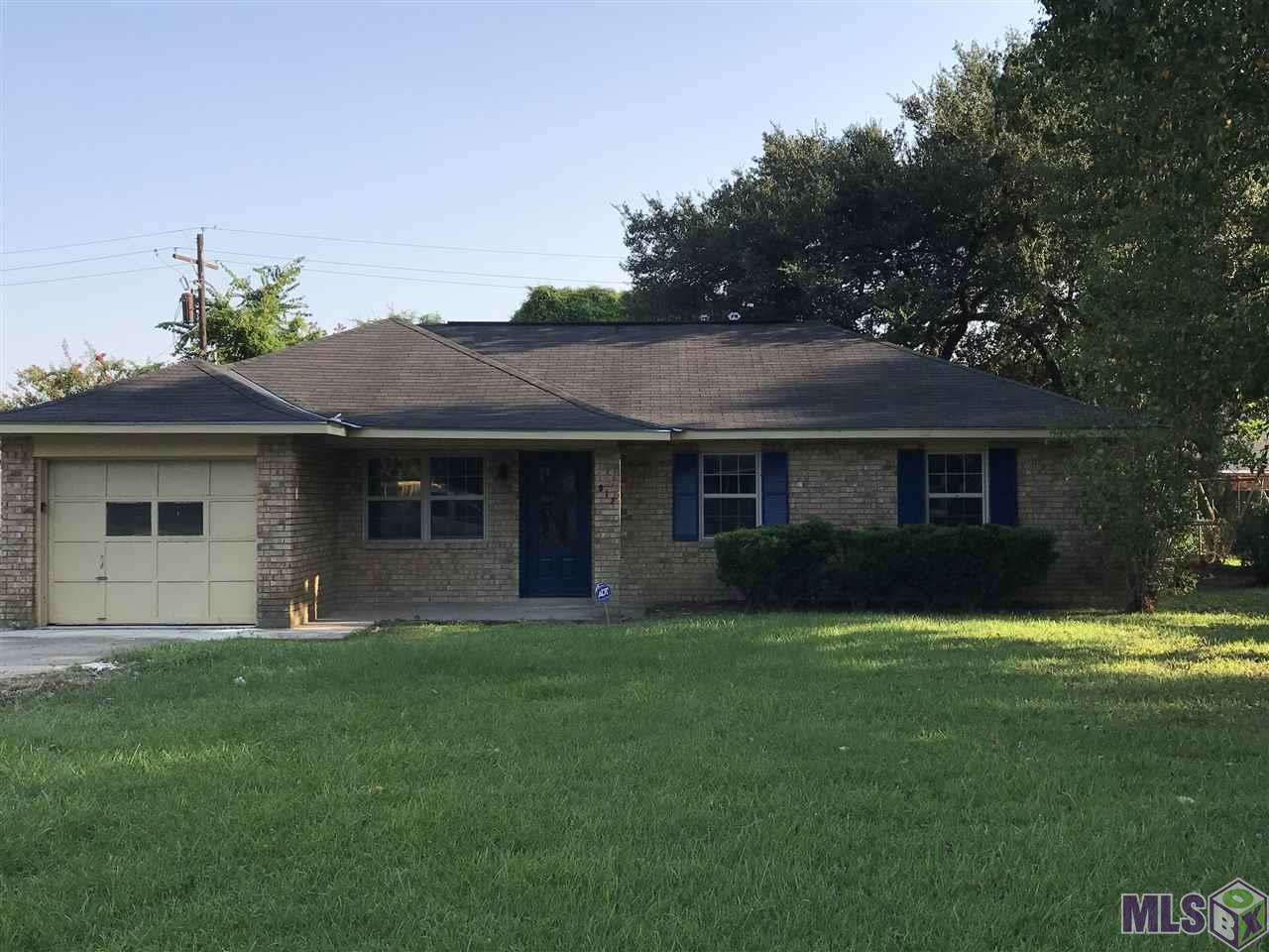 917 Montgomery Ave - Photo 1