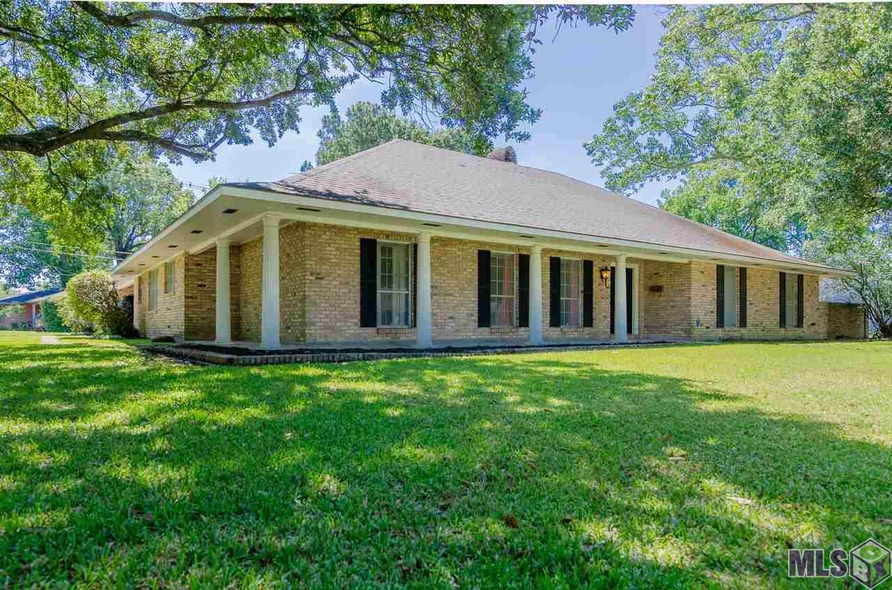 615 Sherwood Forest Blvd - Photo 1