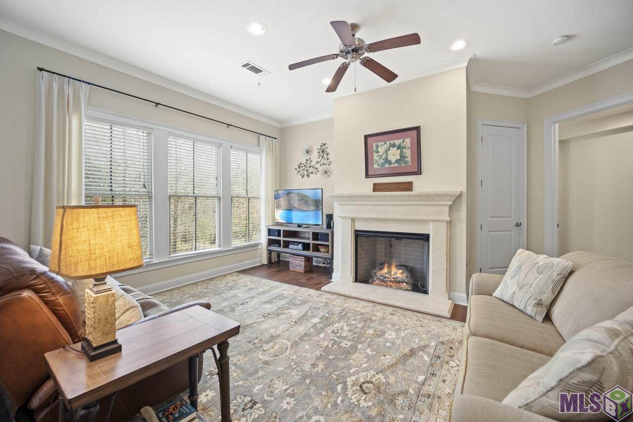 998 Stanford Ave - Photo 1