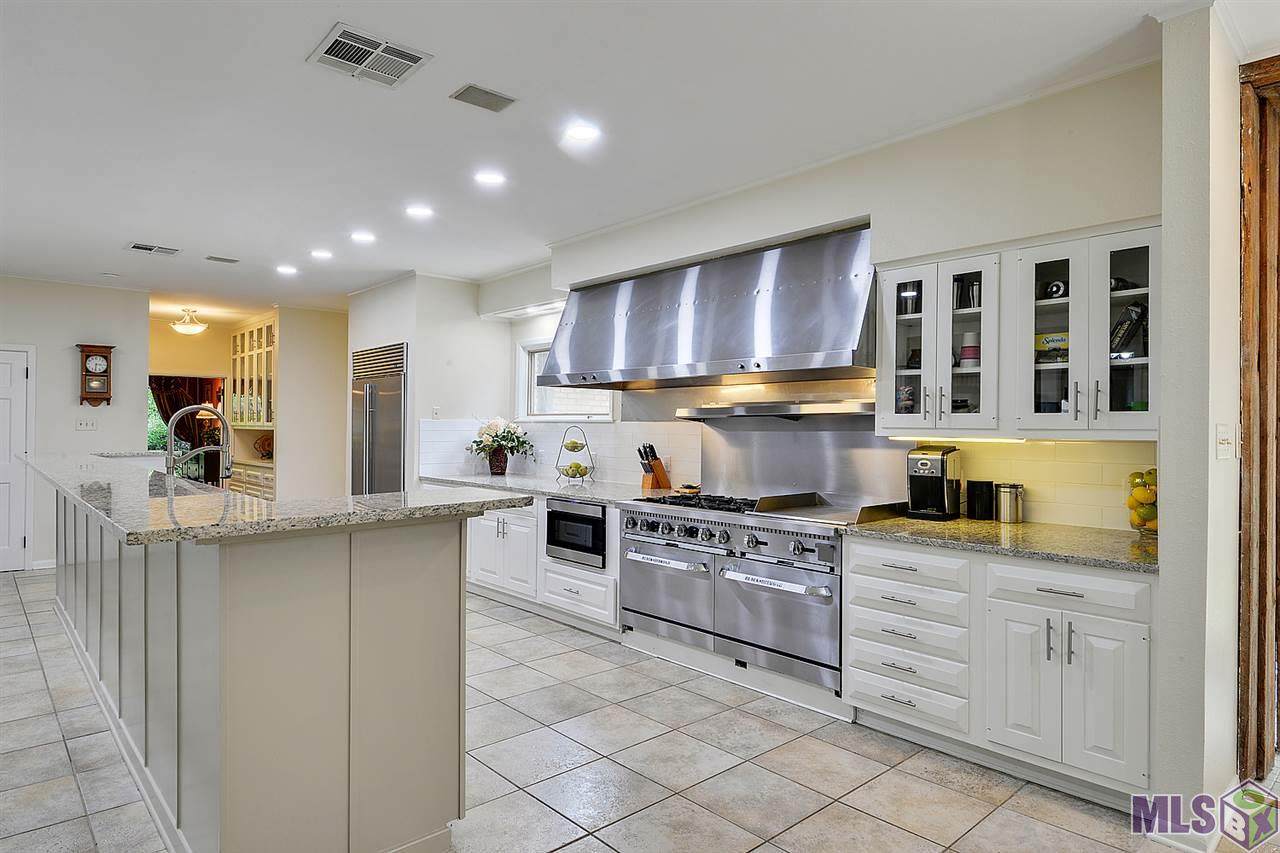 8042 Oak Hollow Dr - Photo 1