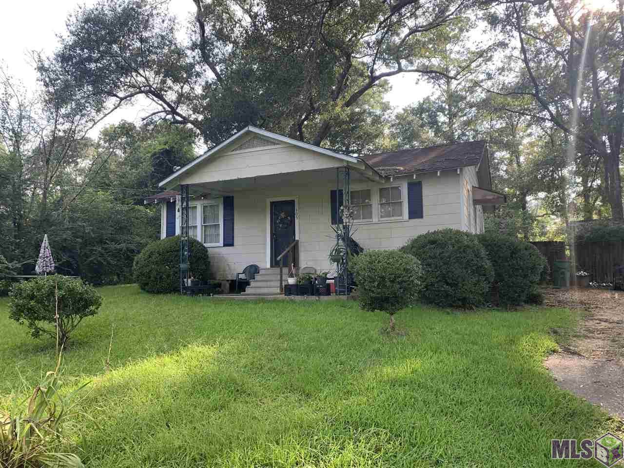 305 11TH ST - Photo 1