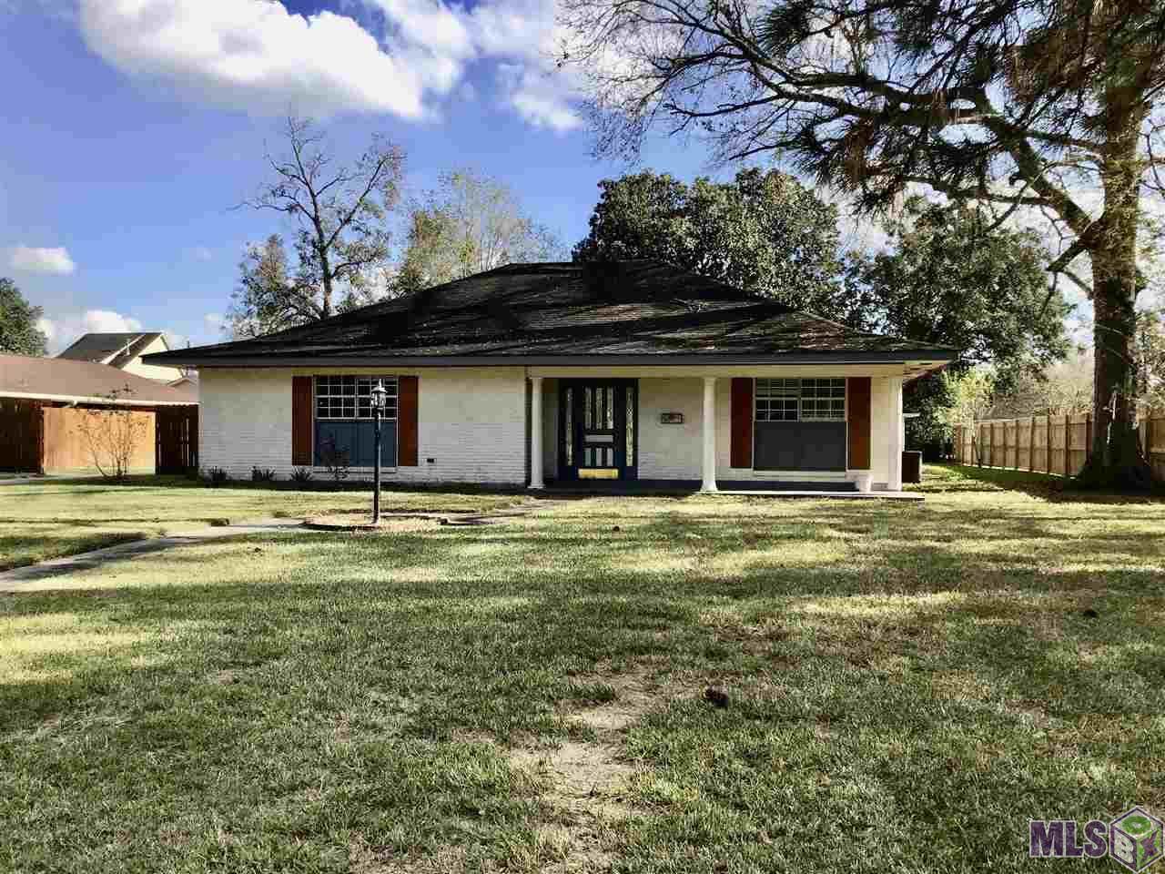 58525 St Clement Ave - Photo 1