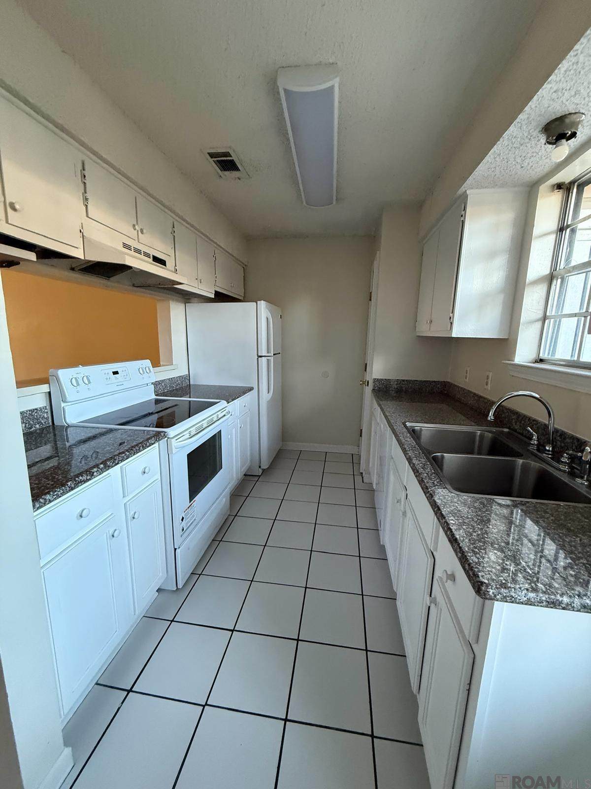 1735 Boulevard De Province - Photo 1