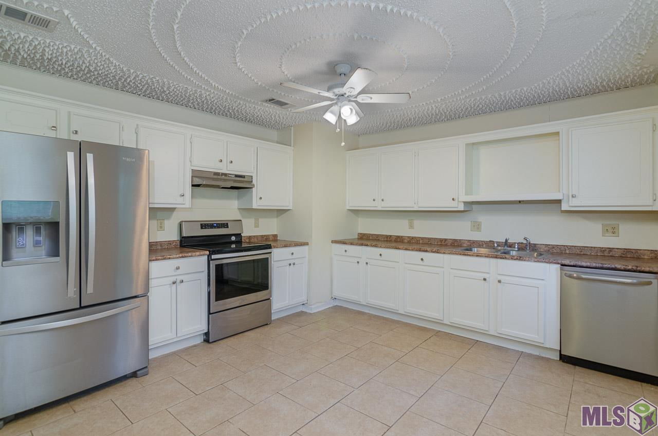 16338 London Ave - Photo 1
