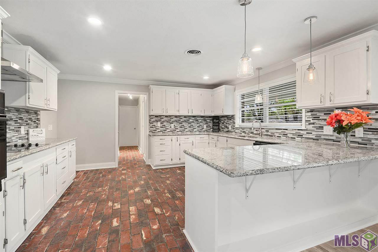 1700 Sherwood Forest Blvd - Photo 1