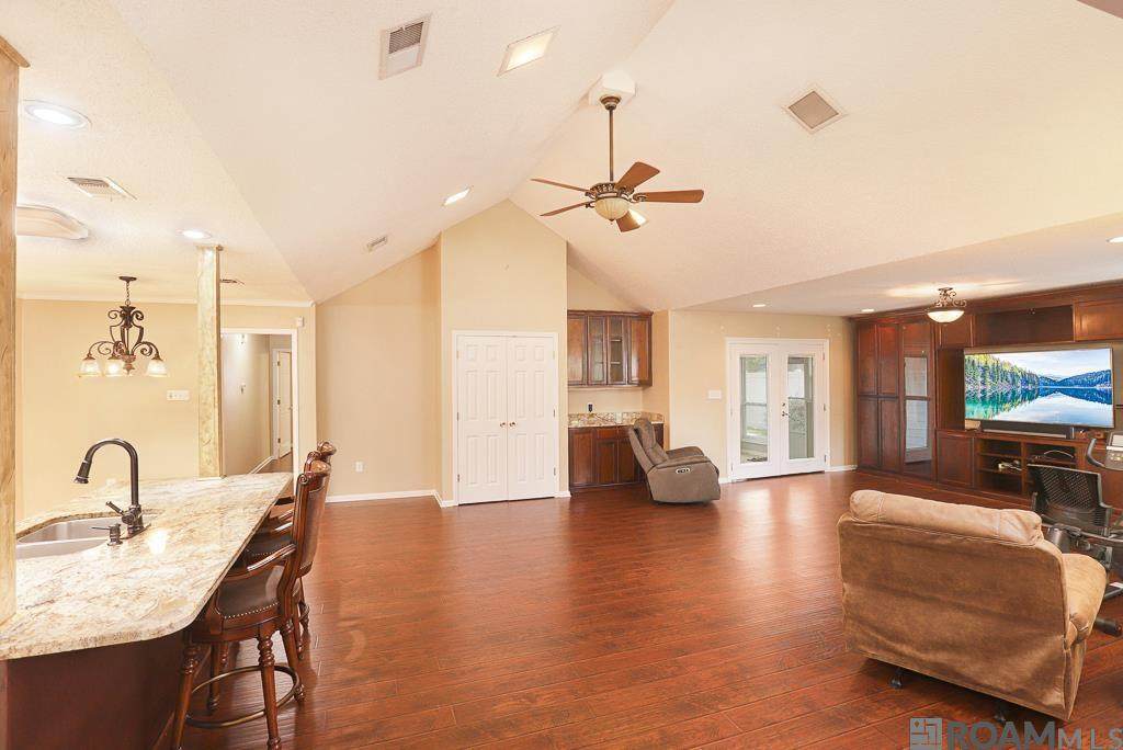https://bt-photos.global.ssl.fastly.net/batonrouge/orig_boomver_3_2025015233-2.jpg