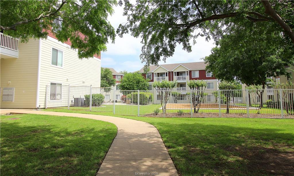 527 Southwest Parkway - Photo 1