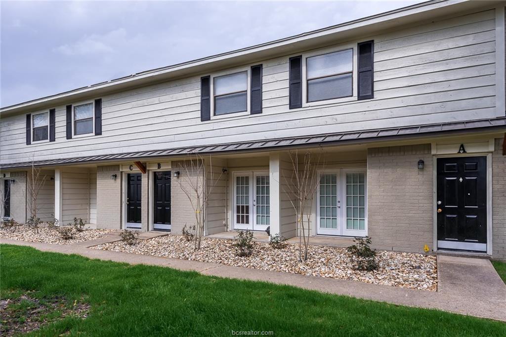 1404 Summit Street - Photo 1