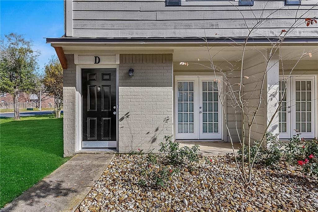 1402 Summit Street - Photo 1