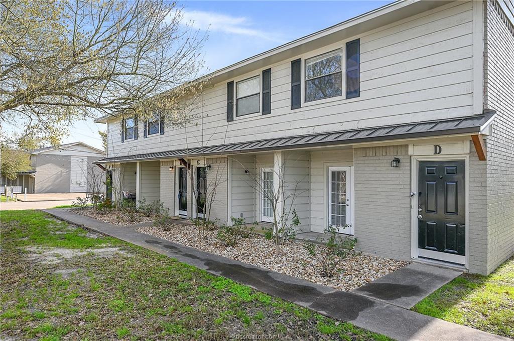 1404 Summit Street - Photo 1