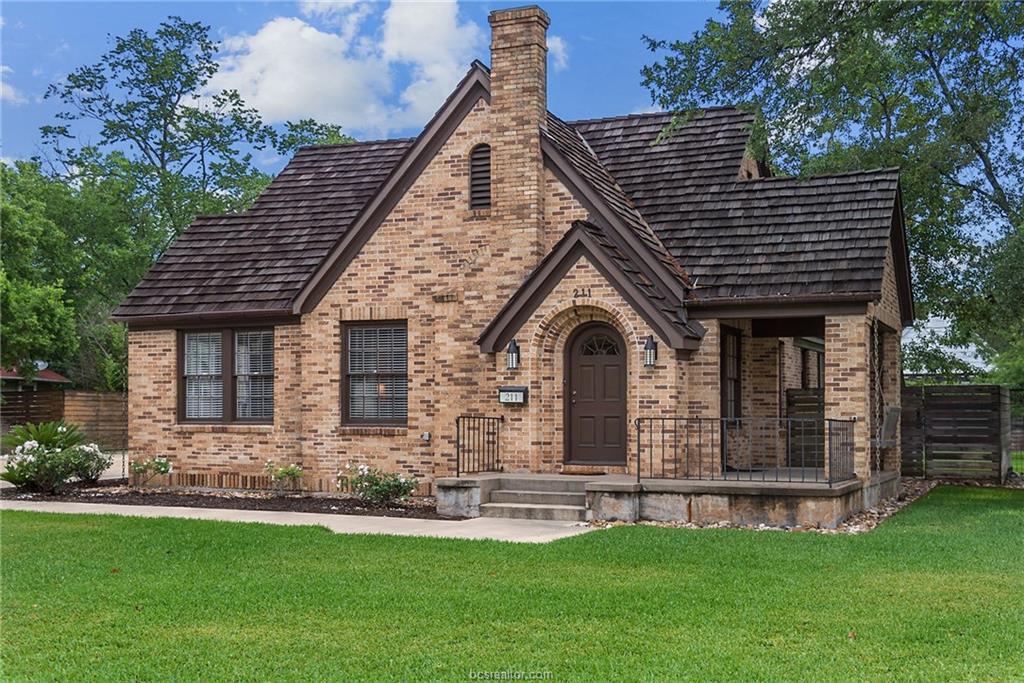 211 Pershing - Photo 1