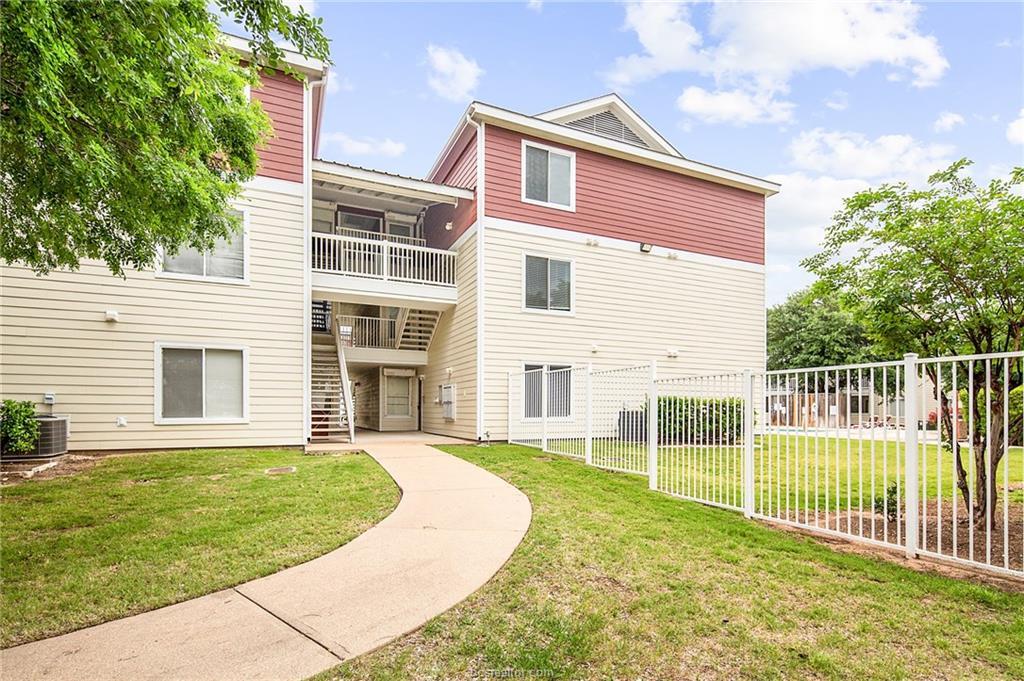 527 Southwest Parkway - Photo 1
