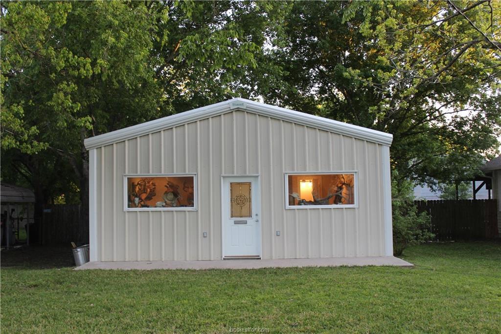 202 Banks - Photo 1
