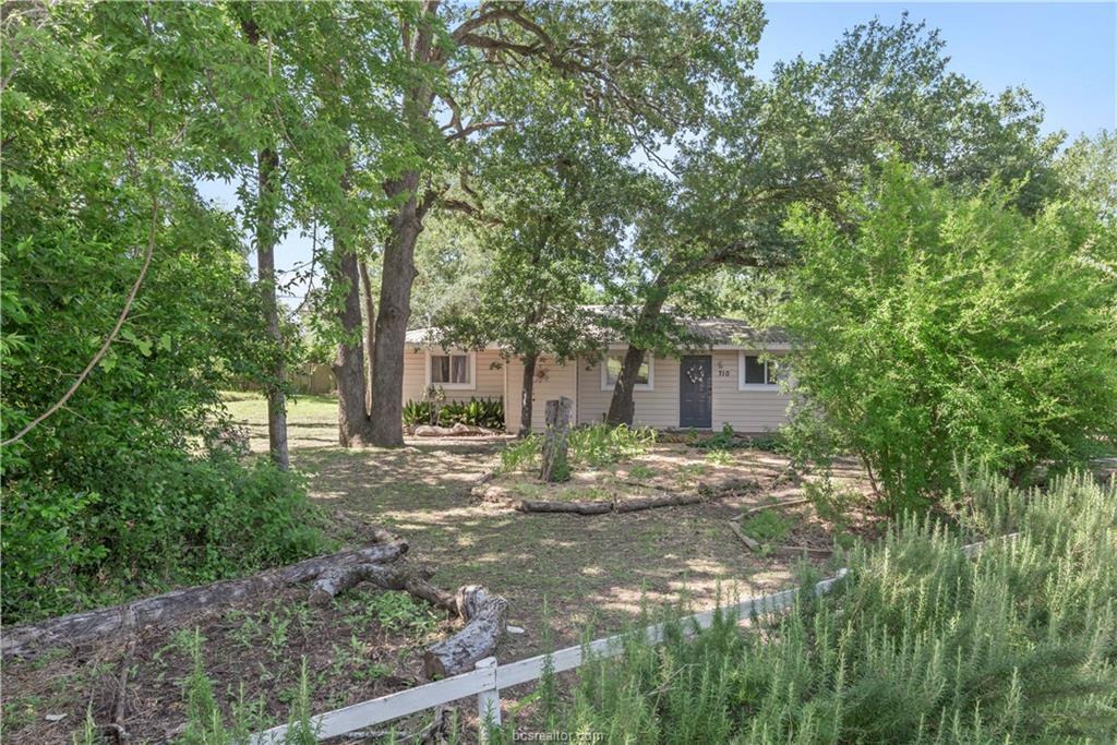 710 Gilchrist - Photo 1