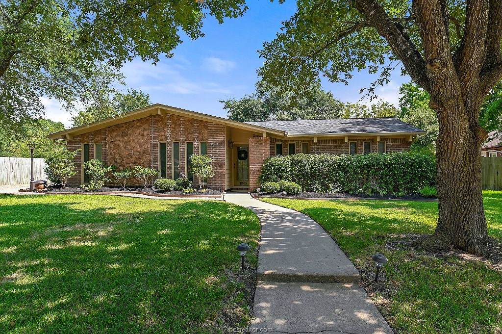 1805 Sabine Court - Photo 1
