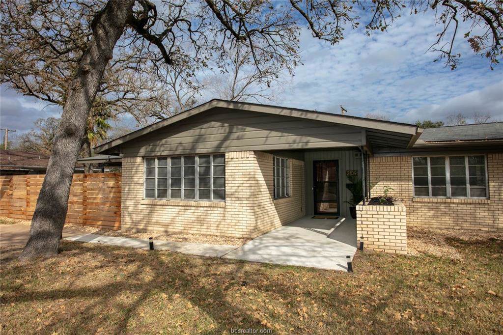 2109 Vinewood Drive - Photo 1