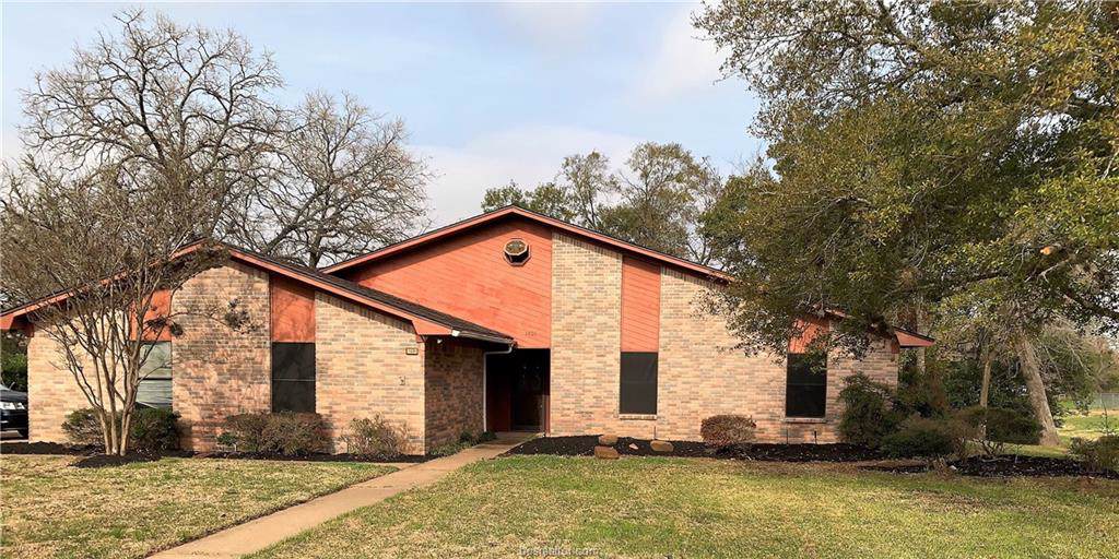 1401 Deacon Drive - Photo 1