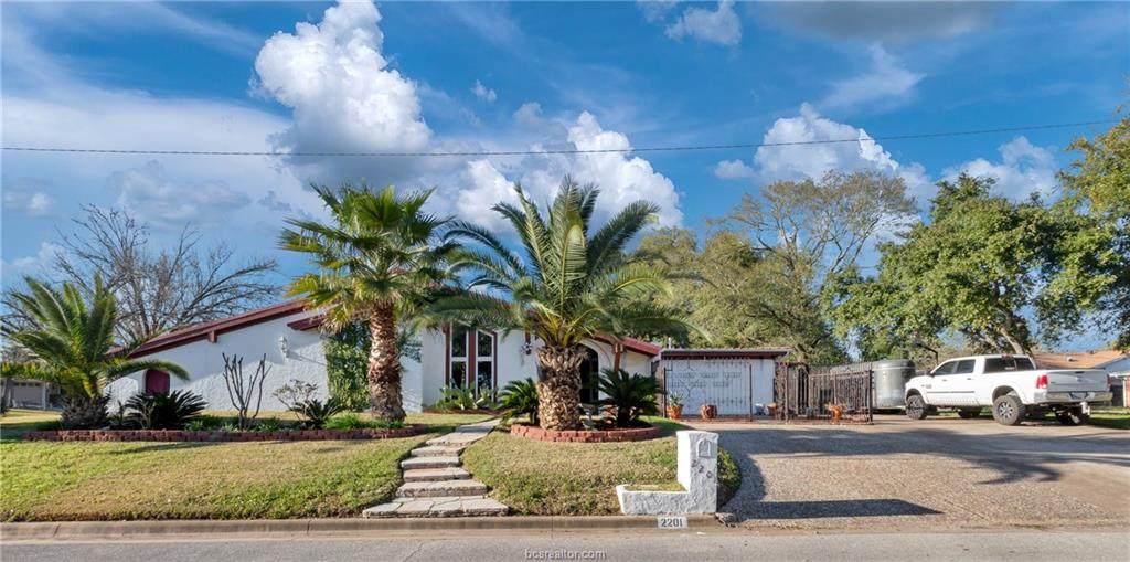 2201 Lazy Oaks Lane - Photo 1