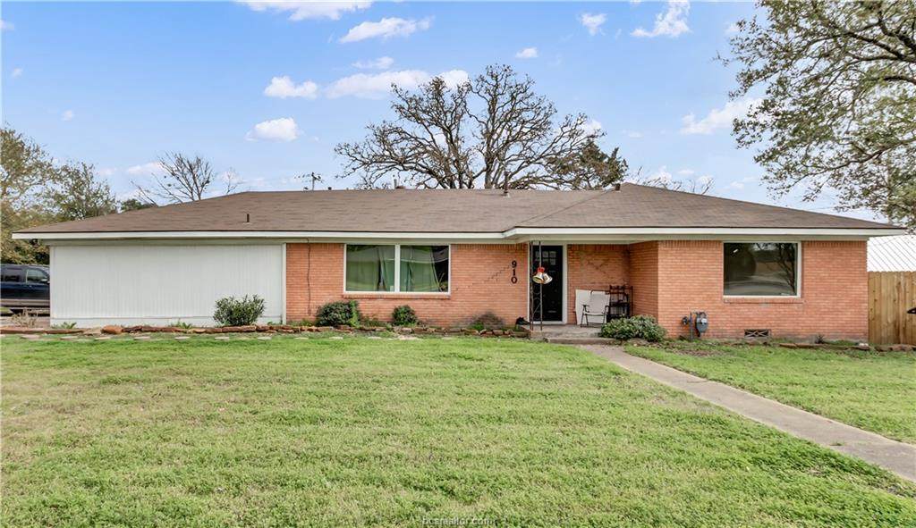 910 Gilchrist - Photo 1
