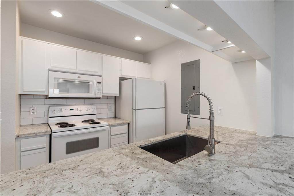 515 Southwest Parkway - Photo 1