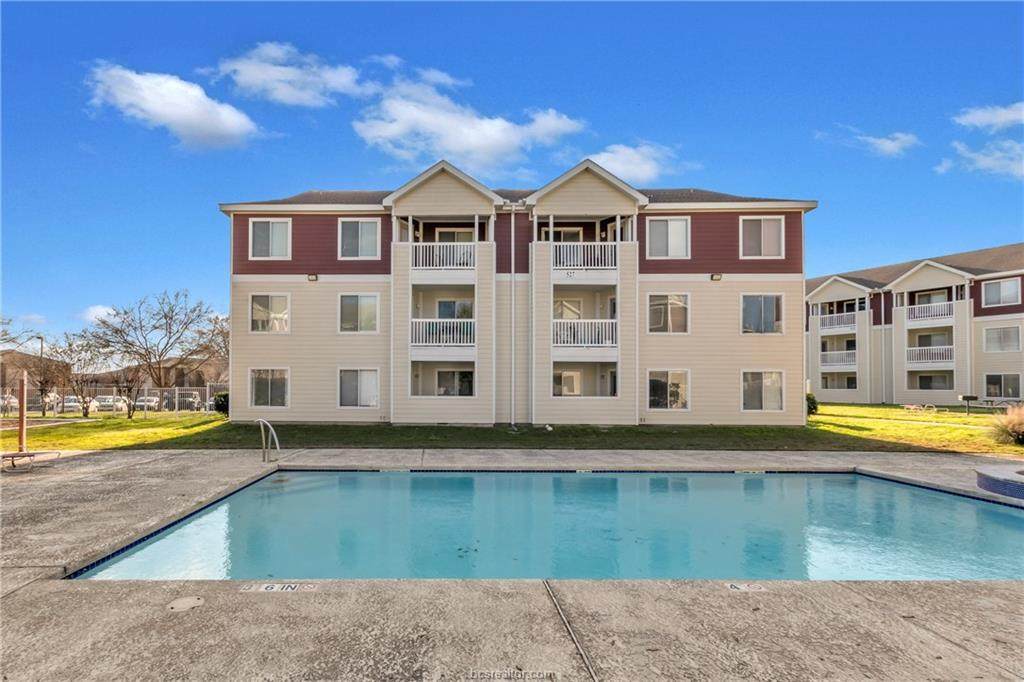 527 Southwest Parkway - Photo 1