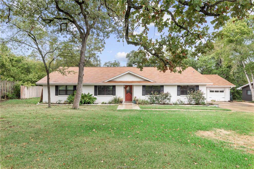 1015 Holt - Photo 1