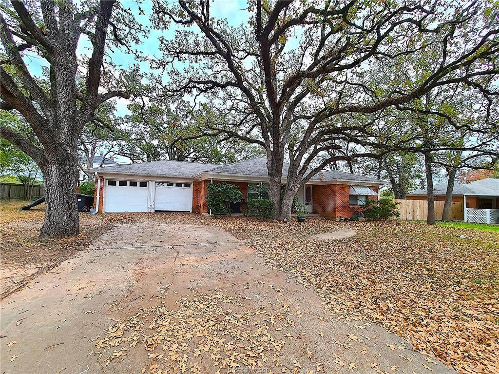 900 Gilchrist - Photo 1