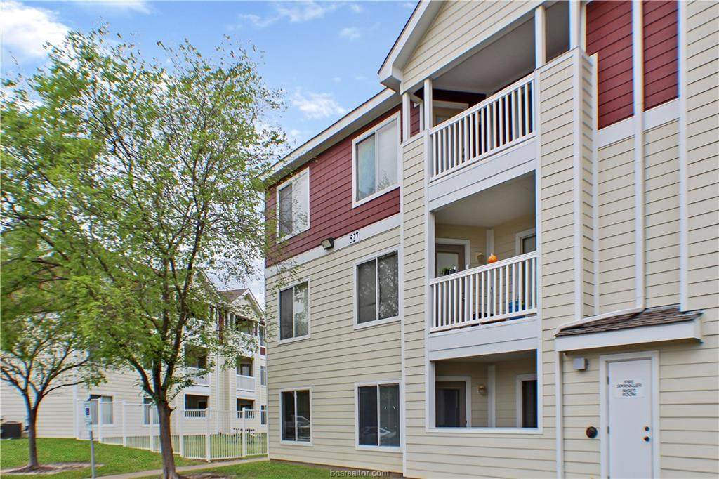 527 Southwest Parkway - Photo 1