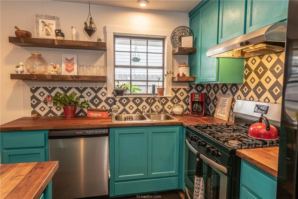 302 Moore Street - Photo 1