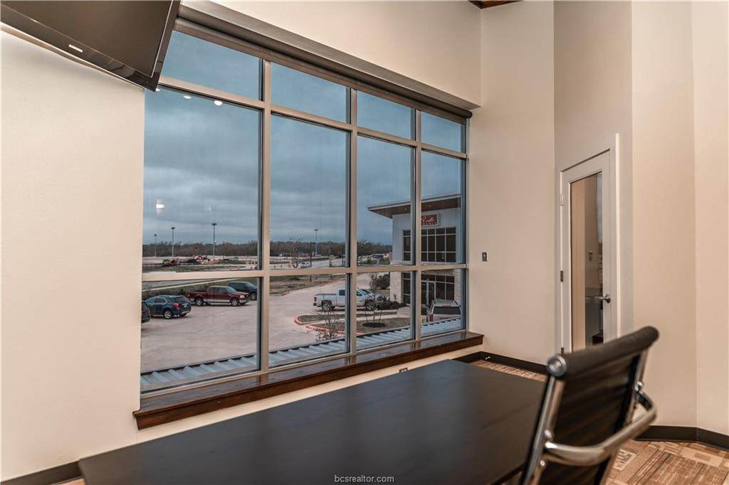3091 University Drive - Photo 1