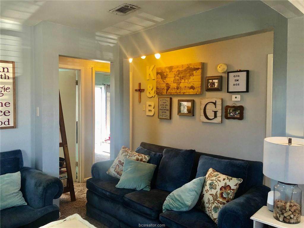 404 Manuel Drive - Photo 1