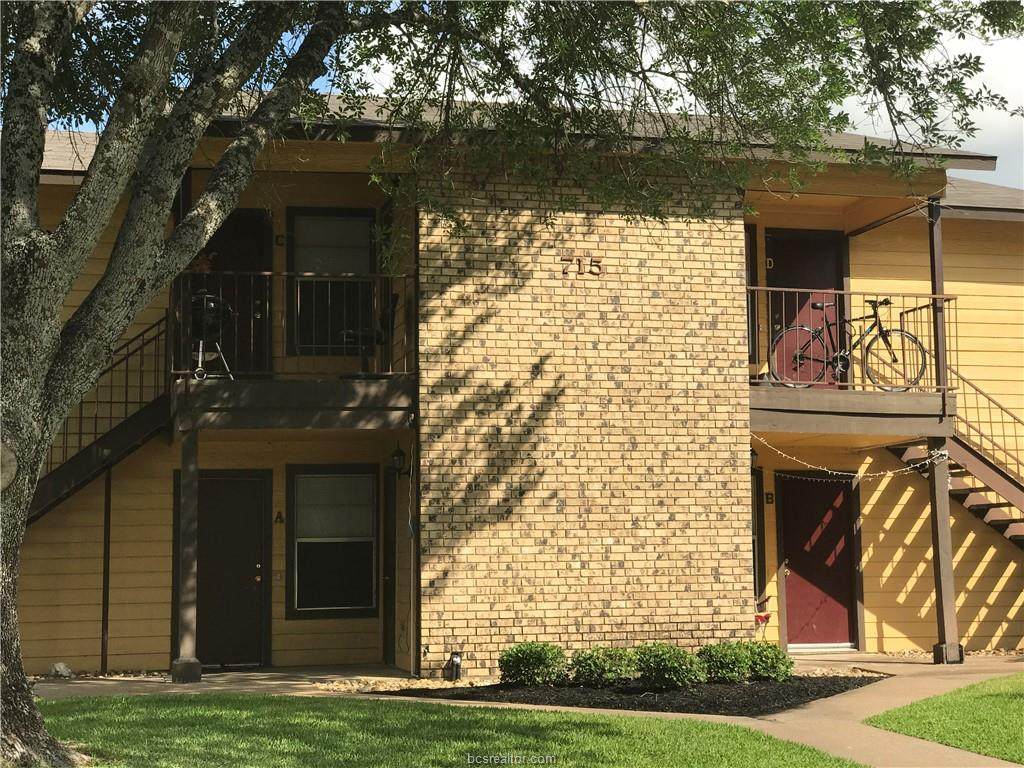 715 Wellesley - Photo 1
