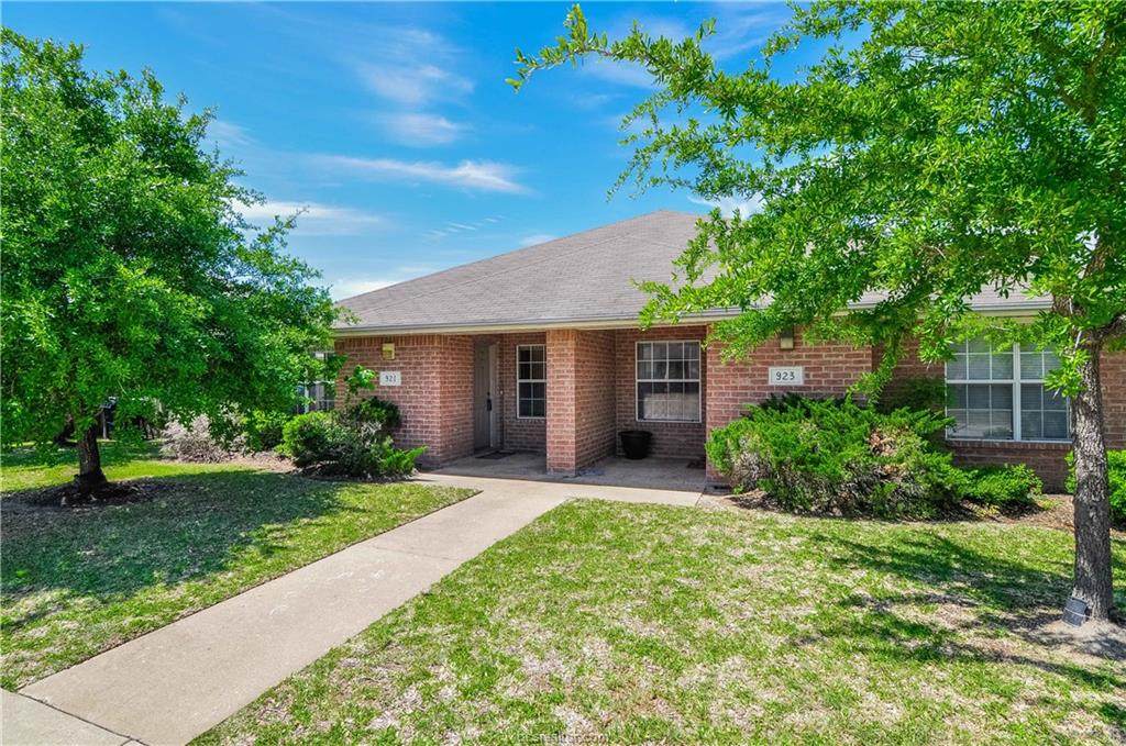 921-923 Sun Meadows Street - Photo 1