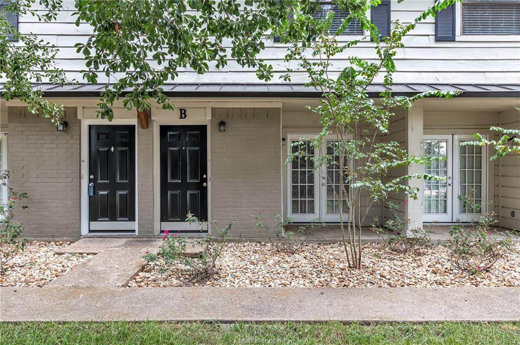 1406 Summit Street - Photo 1